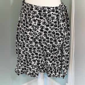 LOFT NWT Linen Blend Wrap Style Black and White Floral Skirt Size 4